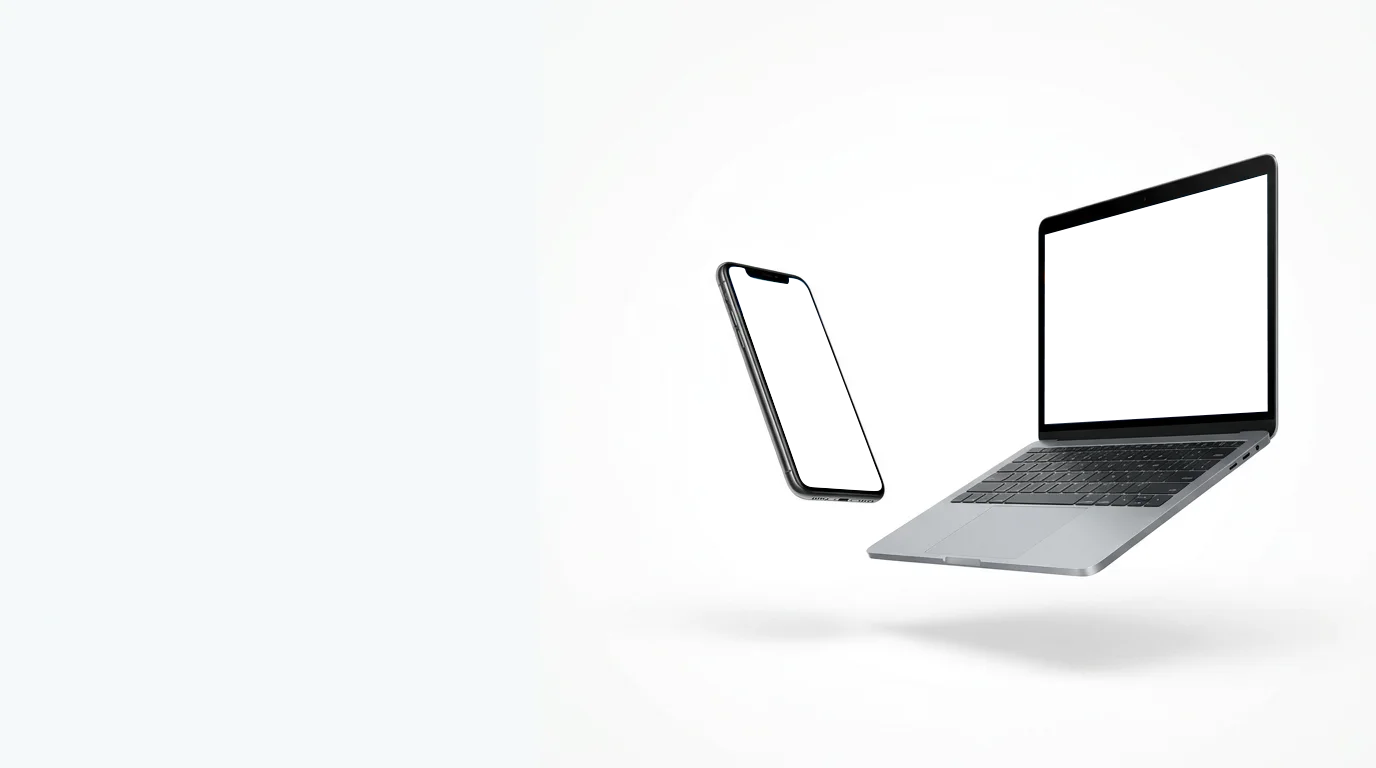 白背景に浮遊するノートPCとスマホ：コピースペース付きモックアップ素材。クリーンな白い背景に、スタイリッシュなノートPCとスマートフォンが軽やかに浮遊しているモックアップ画像です。デバイスの画面は空白なので、ウェブサイトのヘッダーやアプリのプロモーション、商品紹介など、さまざまなデジタルコンテンツを