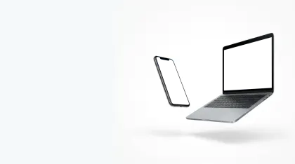 白背景に浮遊するノートPCとスマホ：コピースペース付きモックアップ素材。クリーンな白い背景に、スタイリッシュなノートPCとスマートフォンが軽やかに浮遊しているモックアップ画像です。デバイスの画面は空白なので、ウェブサイトのヘッダーやアプリのプロモーション、商品紹介など、さまざまなデジタルコンテンツを